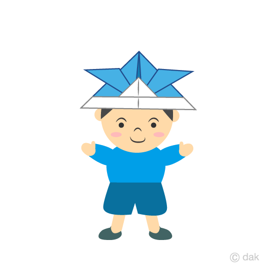 折り紙の兜をかぶった男の子