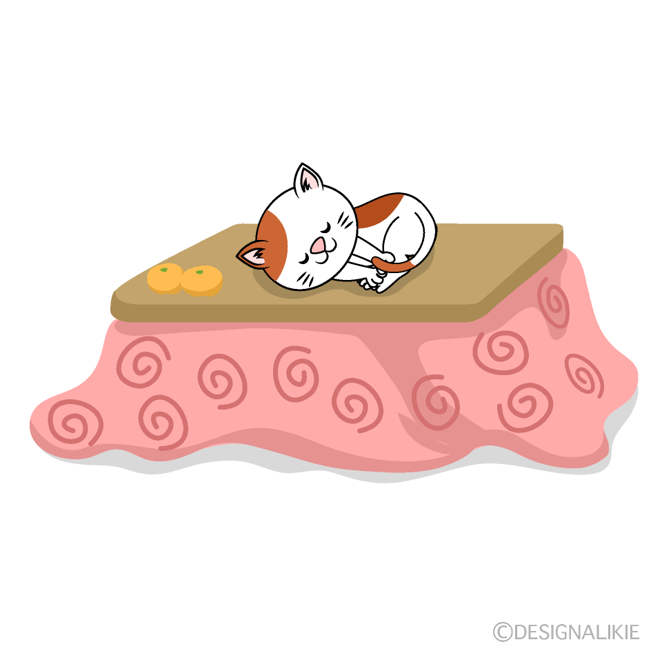 こたつの上で寝る三毛猫