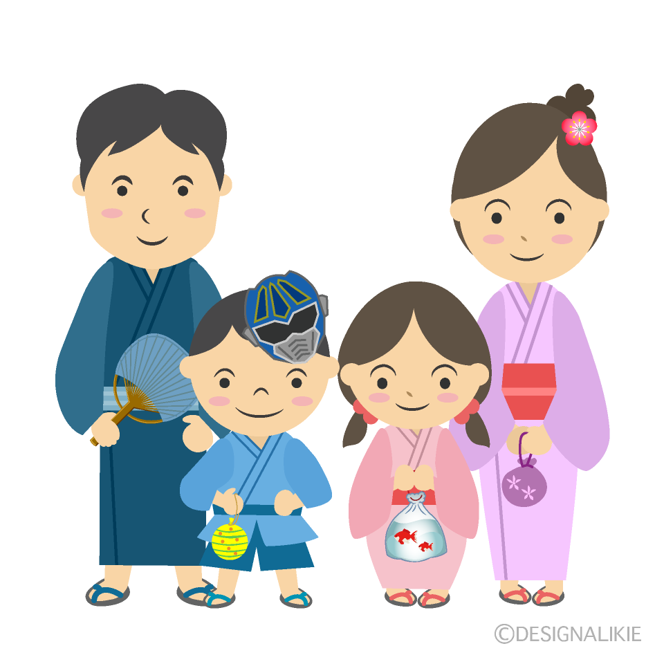 夏祭りで浴衣の４人家族