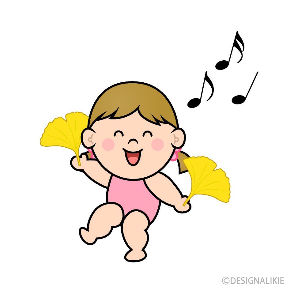 イチョウで踊る幼児の女の子